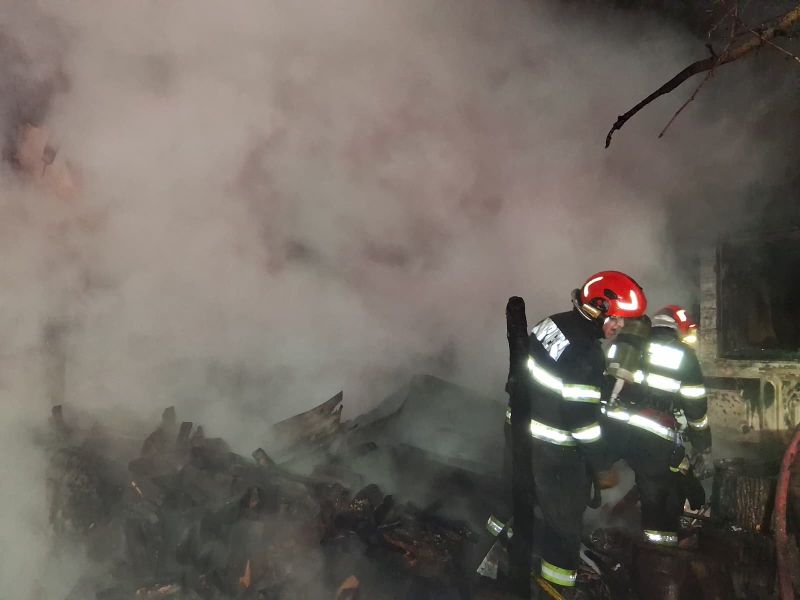 Incendiu la Păstrăveni, un bărbat a suferit arsuri