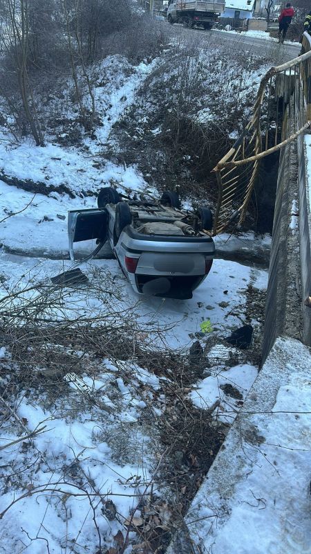 Neamț. Autoturism căzut în albia Pârâului Doamnei, la Piatra‑Neamț. Patru persoane au scăpat nevătămate