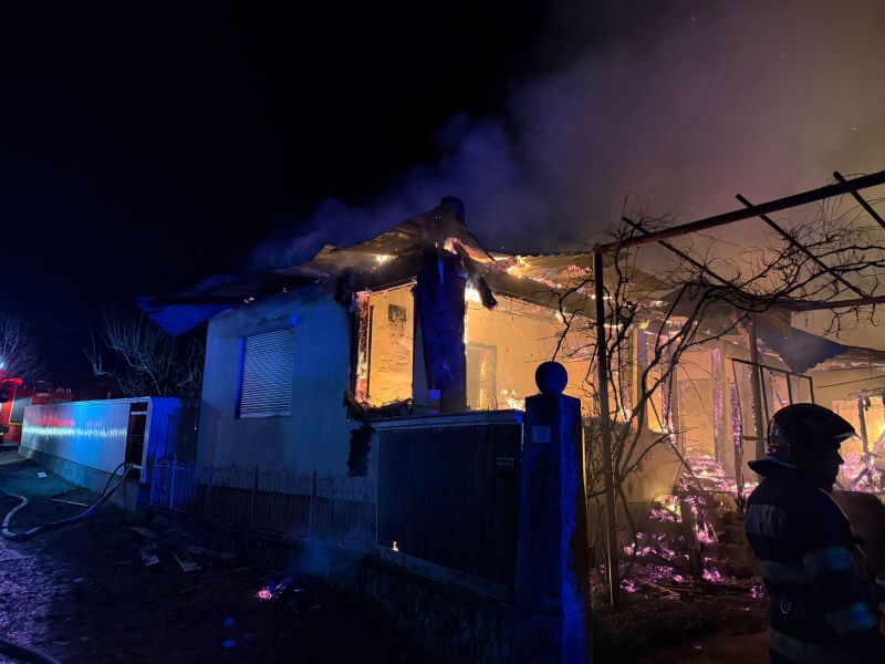 Bacău. Trei case și două anexe cuprinse de flăcări în Poiana Sărată