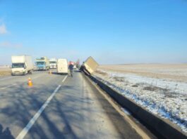Accident pe E85. O persoană transportată la spital după impactul dintre două autoutilitare