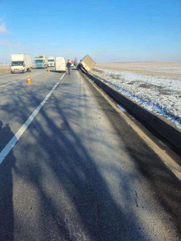 Accident pe E85. O persoană transportată la spital după impactul dintre două autoutilitare