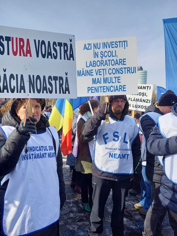 Sindicaliștii din învățământ protestează în fața Guvernului împotriva măsurilor „anti-educație” 3 Sindicaliștii din învățământ protestează în fața Guvernului împotriva măsurilor „anti-educație”