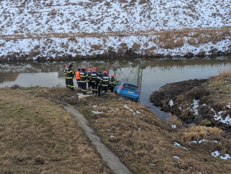 Iași. Autoturism căzut în Bahlui – șoferița a ajuns la spital