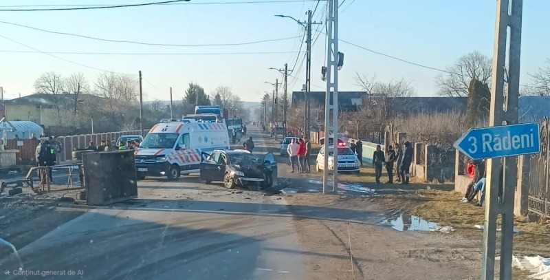 Accident grav la Păstrăveni. Patru persoane rănite după impactul dintre un utilaj agricol și un autoturism