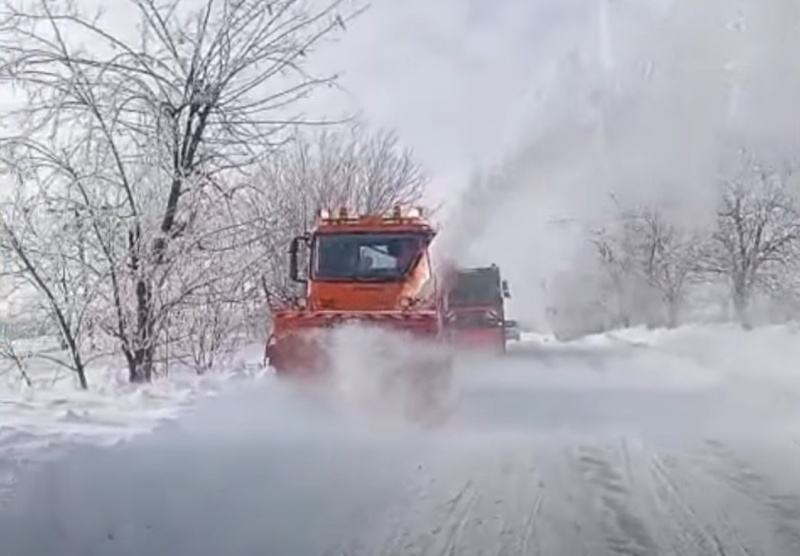 Drumarii intervin cu autofreza pe DN 29A în Botoșani. Viscol la sol, circulați cu prudență!