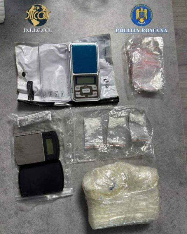 Suceava. Reținuți după ce au oferit la vânzare un kilogram de cocaină