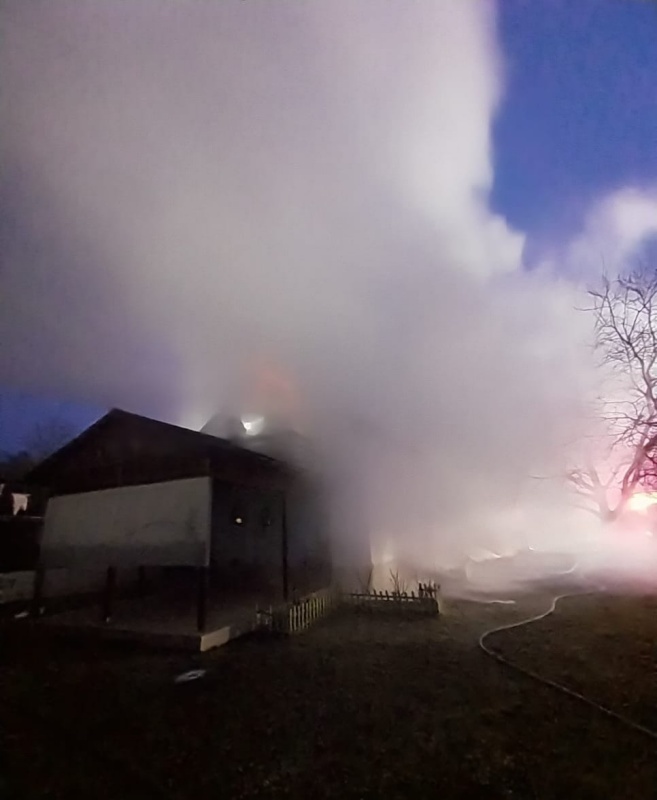 FOTO. Incendiu la o casă din Dobreni: 150 mp de acoperiș și două anexe, distruse de flăcări
