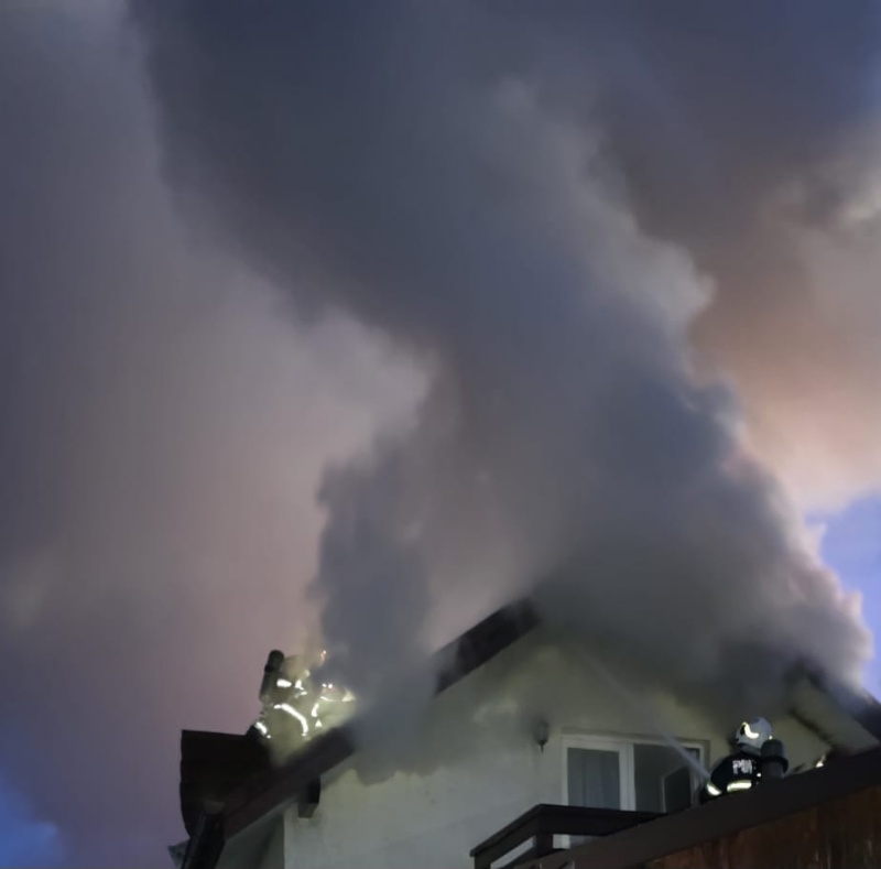 FOTO. Incendiu la o casă din Dobreni: 150 mp de acoperiș și două anexe, distruse de flăcări