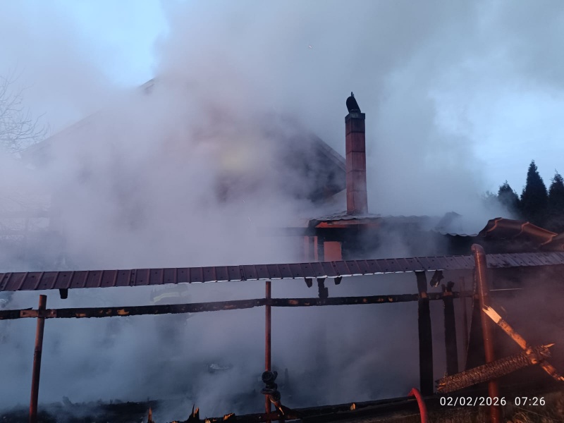 FOTO. Incendiu la o casă din Dobreni: 150 mp de acoperiș și două anexe, distruse de flăcări