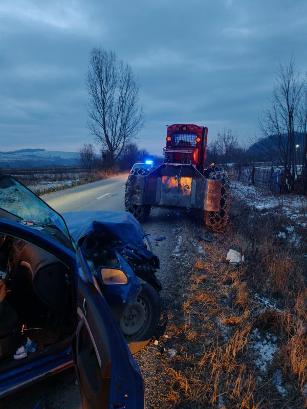 FOTO. Accident în Neamț. Un șofer fără permis a intrat cu mașină într-un tractor – 2 persoane au fost rănite