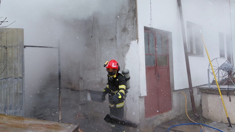 FOTO. Acoperișul unei locuințe din Secuieni cuprins de flăcări