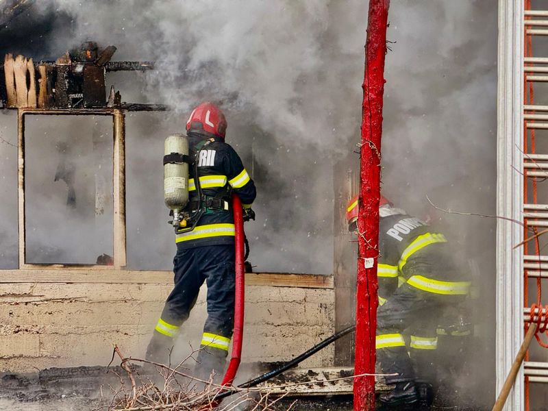 Botoșani. Incendiu puternic într-o locuință de pe strada Ion Creangă, pompierii acționează pentru stingere