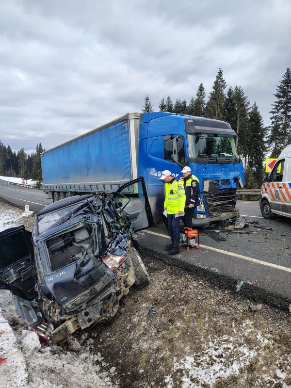 Suceava: Accident la Poiana Stampei, între un autotren și un autoturism – trei persoane au fost rănite