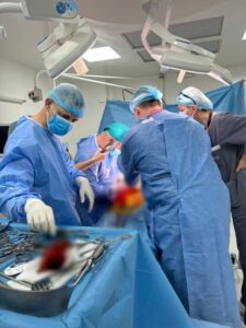 Foto. Intervenție chirurgicală reușită, la un pacient cu vârstă înaintată, cu risc de deces ridicat