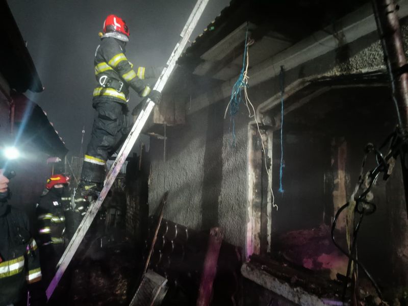 Bacău. Două persoane și-au pierdut viața într-un incendiu. Casa și trei anexe au fost distruse de flăcări