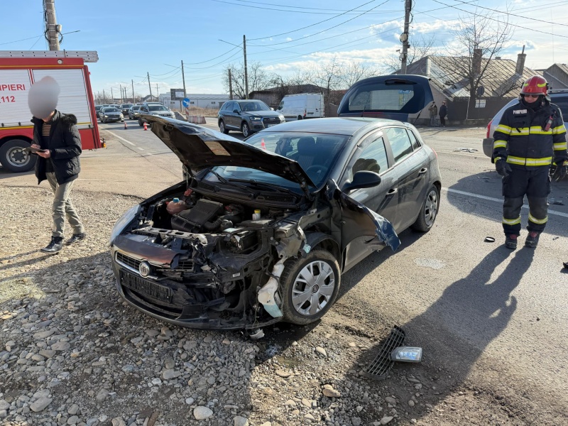 FOTO. Neamț. Accident la Dumbrava Roșie – 2 persoane au ajuns la spital