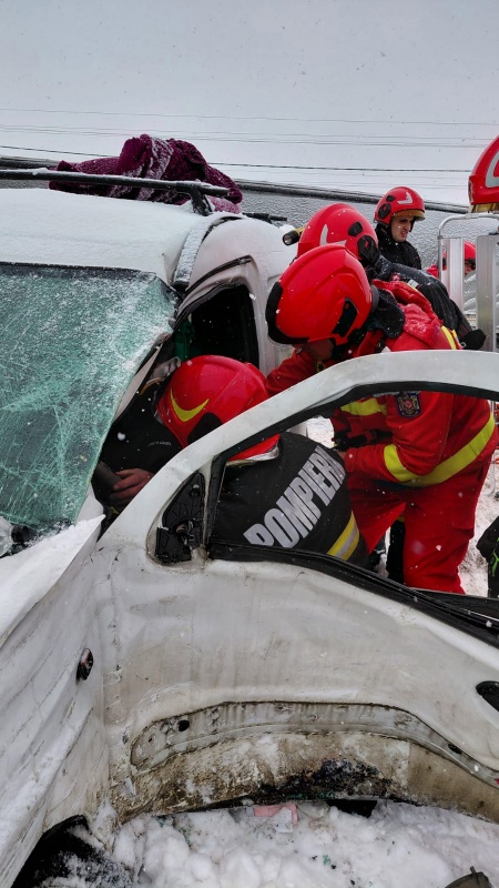 FOTO. Accident la Gherăești. O persoană a rămas încarcerată 4 FOTO. Accident la Gherăești. O persoană a rămas încarcerată