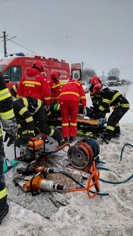 FOTO. Accident la Gherăești. O persoană a rămas încarcerată 3 FOTO. Accident la Gherăești. O persoană a rămas încarcerată