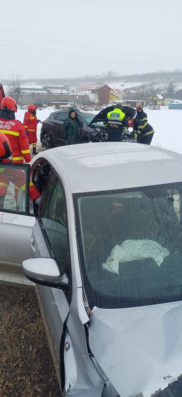 Iași. Șase persoane implicate într-o coliziune cu trei autoturisme. O victimă a rămas încarcerată 3 Iași. Șase persoane implicate într-o coliziune cu trei autoturisme. O victimă a rămas încarcerată