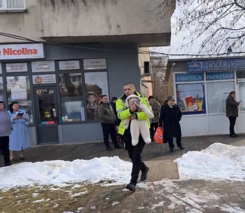FOTO. Iași. Un polițist local a evacuat un bebeluș dintr-un incendiu 2 FOTO. Iași. Un polițist local a evacuat un bebeluș dintr-un incendiu
