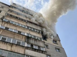 FOTO. Iași. Un polițist local a evacuat un bebeluș dintr-un incendiu