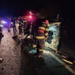 FOTO. Bacău. Un tânăr a rămas blocat în mașina instabilă. Intervenție contra cronometru pentru viața șoferului!