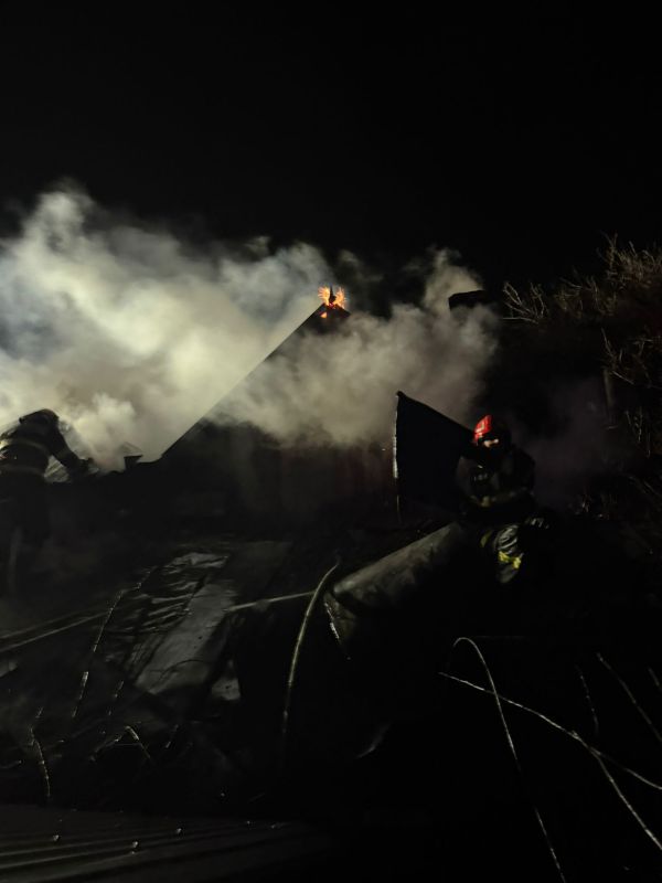 Incendiu la Târgu Neamț. Un bărbat a fost găsit carbonizat în locuința cuprinsă de flăcări