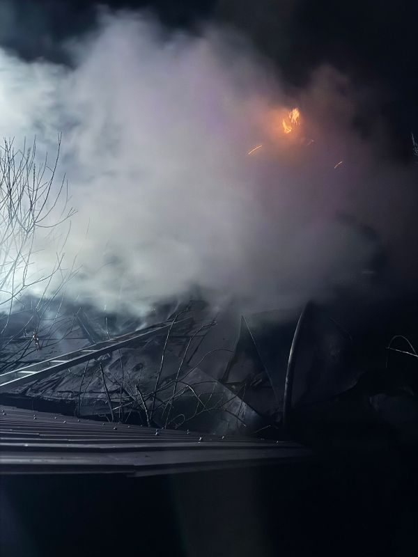 Incendiu la Târgu Neamț. Un bărbat a fost găsit carbonizat în locuința cuprinsă de flăcări