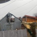 Piatra Neamț. Locuință distrusă în incendiu. O persoană salvată din casa în flăcări de un militar de la ISU Neamț aflat în timpul liber