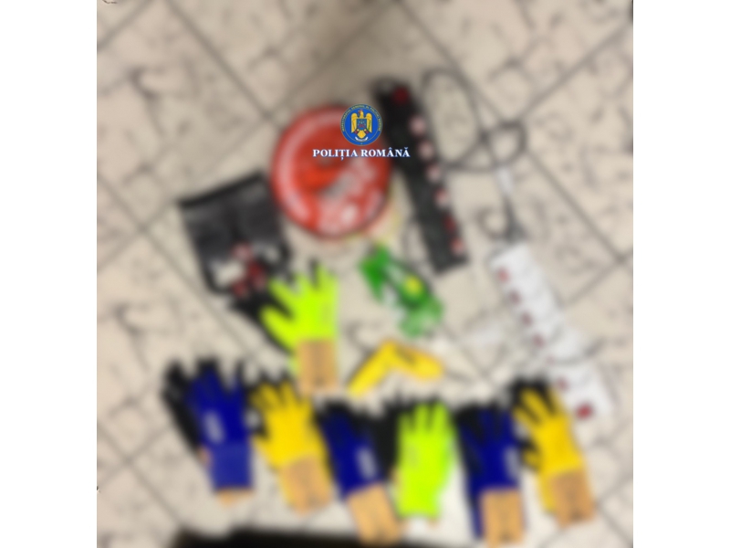 FOTO. Piatra Neamț. Magazin din zona Pieței Centrale prădat de hoți – un bărbat a fost arestat 2 FOTO. Piatra Neamț. Magazin din zona Pieței Centrale prădat de hoți – un bărbat a fost arestat