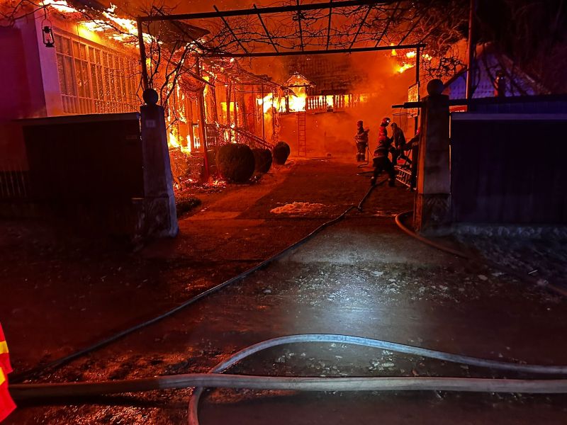 Bacău. Trei case și două anexe cuprinse de flăcări în Poiana Sărată