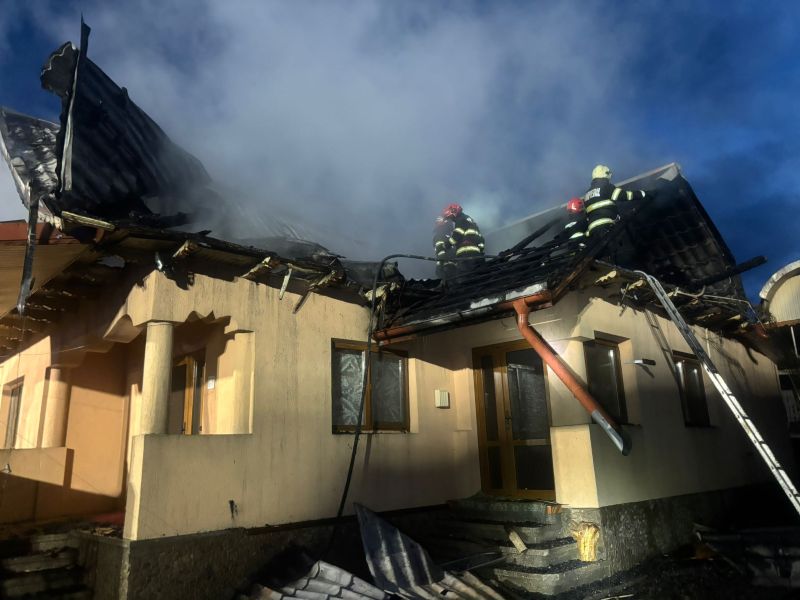 Incendiu la Borlești. Un bărbat a suferit arsuri