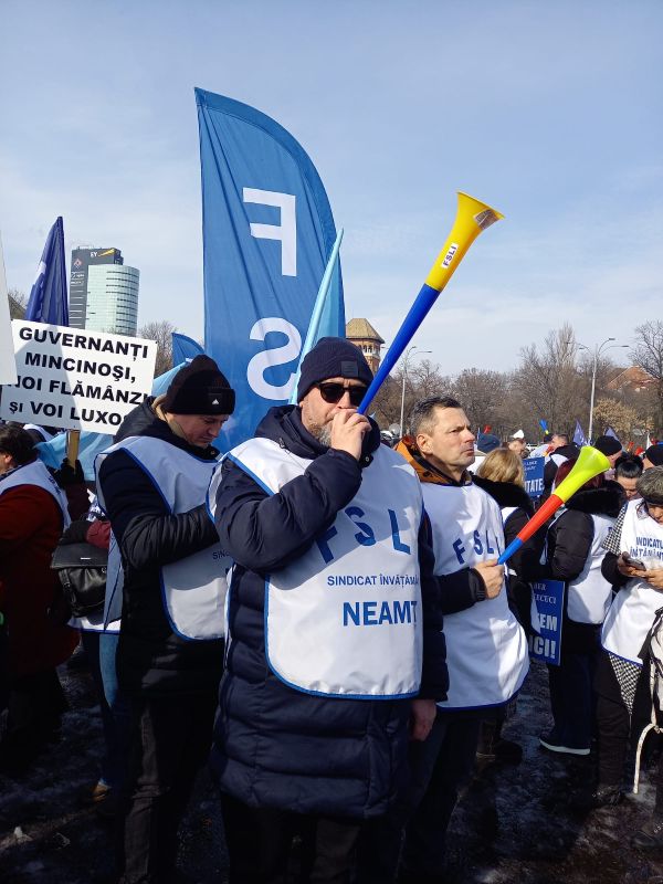 Sindicaliștii din învățământ protestează în fața Guvernului împotriva măsurilor „anti-educație”