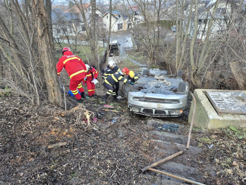 Suceava. Femeie rănită după ce s-a răsturnat cu mașina. Victima a fost descarcerată și transportată la spital