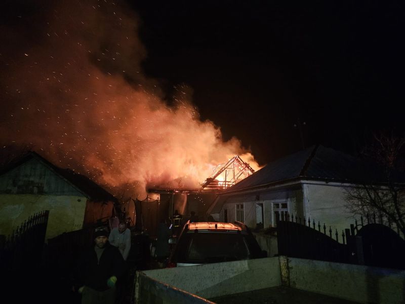 Iași. O locuință din Prisăcani s-a făcut scrum de la un conductor electric defect