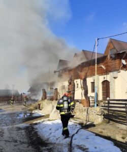 Bacău. Incendiu puternic la un restaurant. Focul a cuprins acoperișul pe 500 de metri pătrați