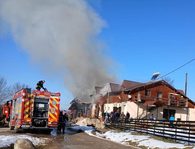 Bacău. Incendiu puternic la un restaurant. Focul a cuprins acoperișul pe 500 de metri pătrați