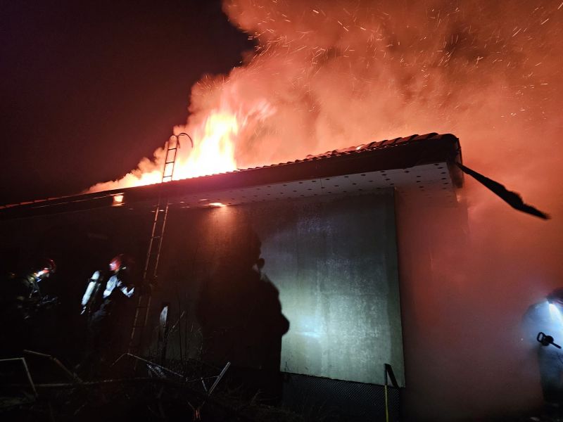 Iași. O locuință din Prisăcani s-a făcut scrum de la un conductor electric defect