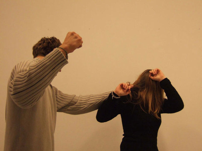 Bărbat din Neamț, reținut după ce și-ar fi agresat soția în propria curte