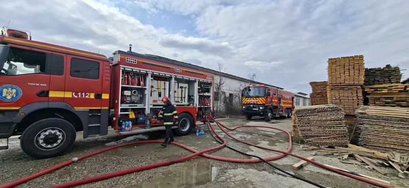 Bacău. Incendiu puternic la o fabrică de cherestea din Hemeiuș. A fost emis mesaj RO-ALERT