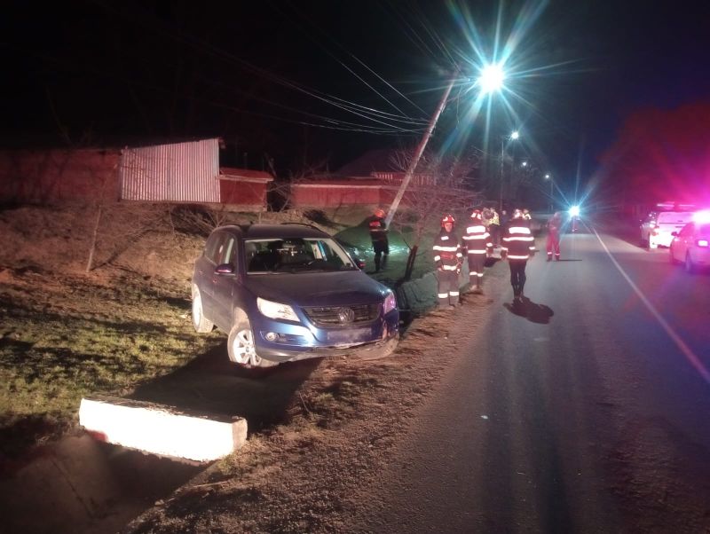Impact violent la Rediu: o mașină a frânat într-un stâlp de electricitate