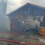 Bacău. Incendiu puternic la o fabrică de cherestea din Hemeiuș. A fost emis mesaj RO-ALERT