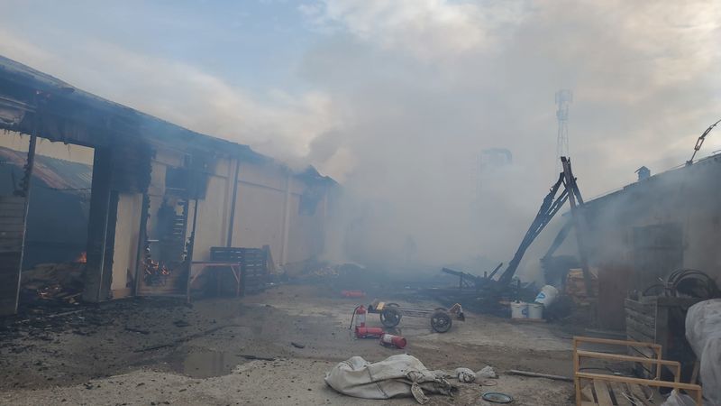 Bacău. Incendiu puternic la o fabrică de cherestea din Hemeiuș. A fost emis mesaj RO-ALERT