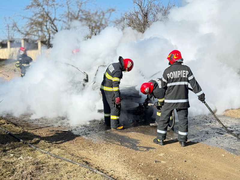 Botoșani. Un autoturism a ars ca o torță de la un scurtcircuit 1 Botoșani. Un autoturism a ars ca o torță de la un scurtcircuit