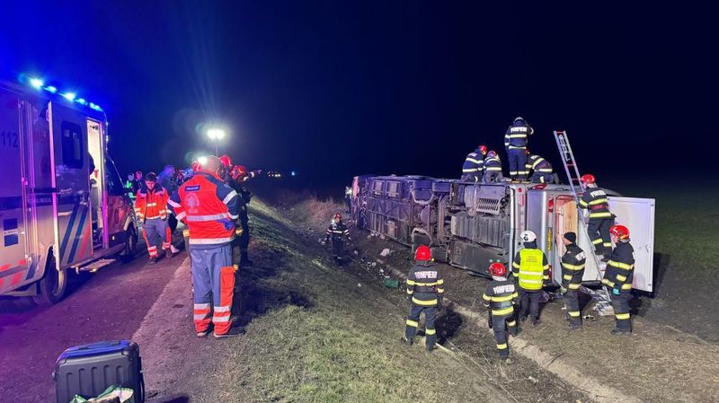 Plan Roșu activat după ce un autocar s-a răsturnat la granița dintre județele Vaslui și Galați. O persoană și-a pierdut viața