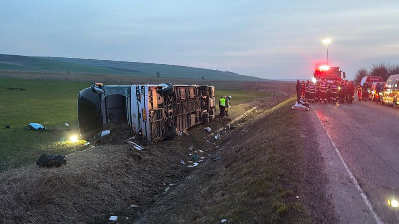 Plan Roșu activat după ce un autocar s-a răsturnat la granița dintre județele Vaslui și Galați. O persoană și-a pierdut viața