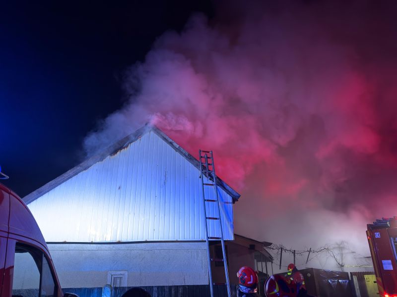 Bacău. Incendiu la o casă din Onești, izbucnit din cauza unui scurtcircuit