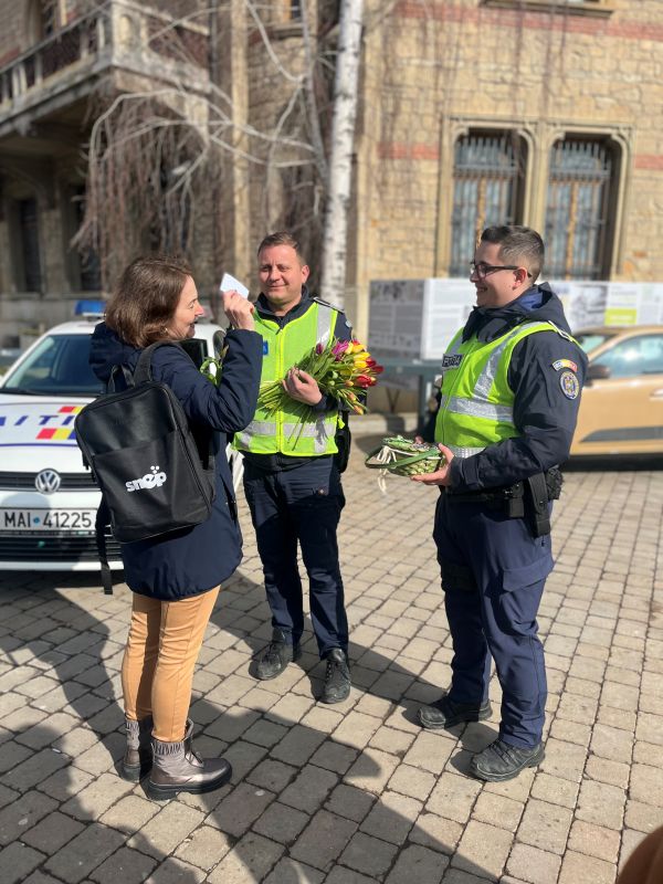 Polițiștii din Neamț au oferit mărțișoare pietonilor și recomandări pentru siguranța rutieră