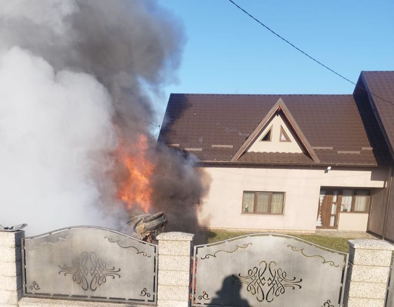 Neamț. Accident urmat de incendiu în Brusturi. Două femei transportate la spital