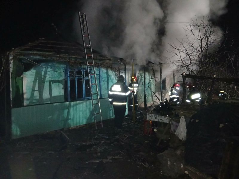 VIDEO. Botoșani. Incendiu devastator la Hudești, un bărbat a ajuns la spital